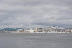 Το μουσείο Astrup Fearnley του κτηρίου σύγχρονης τέχνης όπως βλέπει από το τ Στοκ Φωτογραφίες Το μουσείο Astrup Fearnley του κτηρίου σύγχρονης τέχνης όπως βλέπει από το τ Στοκ Φωτογραφίες