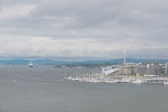 Το μουσείο Astrup Fearnley του κτηρίου σύγχρονης τέχνης όπως βλέπει από το τ Στοκ Εικόνα Το μουσείο Astrup Fearnley του κτηρίου σύγχρονης τέχνης όπως βλέπει από το τ Στοκ Εικόνα
