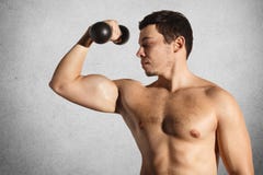 Το μυϊκό αρσενικό bodybuilder demostrates το ισχυρό σώμα του, αλτήρας ανελκυστήρων πέρα από τον γκρίζο συμπαγή τοίχο, που είναι γ στοκ φωτογραφία με δικαίωμα ελεύθερης χρήσης Το μυϊκό αρσενικό bodybuilder demostrates το ισχυρό σώμα του, αλτήρας ανελκυστήρων πέρα από τον γκρίζο συμπαγή τοίχο, που είναι γ στοκ φωτογραφία με δικαίωμα ελεύθερης χρήσης