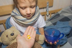 το μωρό είναι άρρωστο Το παιδί παίρνει το χάπι στοκ φωτογραφία με δικαίωμα ελεύθερης χρήσης το μωρό είναι άρρωστο Το παιδί παίρνει το χάπι στοκ φωτογραφία με δικαίωμα ελεύθερης χρήσης