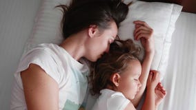 Το νέο mom κοιμάται με τη χαριτωμένη μικρή κόρη της απόθεμα βίντεο Το νέο mom κοιμάται με τη χαριτωμένη μικρή κόρη της απόθεμα βίντεο