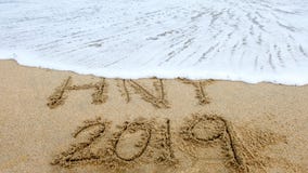 Το νέο έτος, 2019 γράφει στην παραλία άμμου και την ωκεάνια άποψη, το 2019 σχετικά με την παραλία στοκ φωτογραφία με δικαίωμα ελεύθερης χρήσης Το νέο έτος, 2019 γράφει στην παραλία άμμου και την ωκεάνια άποψη, το 2019 σχετικά με την παραλία στοκ φωτογραφία με δικαίωμα ελεύθερης χρήσης
