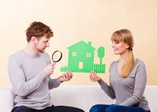 Το νέο ζευγάρι δίνει την προσοχή στις λεπτομέρειες στοκ φωτογραφία Το νέο ζευγάρι δίνει την προσοχή στις λεπτομέρειες στοκ φωτογραφία