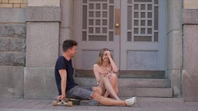 Το νέο ζεύγος ερωτευμένο κάθεται στα βήματα κατώτατων ορίων στην προοπτική και τη συζήτηση Nevsky στην slo-Mo φιλμ μικρού μήκους Το νέο ζεύγος ερωτευμένο κάθεται στα βήματα κατώτατων ορίων στην προοπτική και τη συζήτηση Nevsky στην slo-Mo φιλμ μικρού μήκους