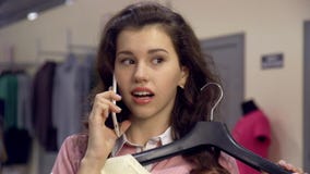 Το νέο κορίτσι brunette ψωνίζει για τα φορέματα μιλώντας στο τηλέφωνο σε ένα πολυκατάστημα φιλμ μικρού μήκους Το νέο κορίτσι brunette ψωνίζει για τα φορέματα μιλώντας στο τηλέφωνο σε ένα πολυκατάστημα φιλμ μικρού μήκους