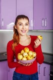 Το νέο κορίτσι κρατά ένα κύπελλο των μήλων Η έννοια είναι υγιή τρόφιμα α στοκ εικόνες Το νέο κορίτσι κρατά ένα κύπελλο των μήλων Η έννοια είναι υγιή τρόφιμα α στοκ εικόνες
