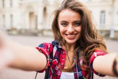 Το νέο κορίτσι παίρνει selfie από τα χέρια με το τηλέφωνο στην αστική έννοια ζωής οδών θερινών πόλεων στοκ εικόνες Το νέο κορίτσι παίρνει selfie από τα χέρια με το τηλέφωνο στην αστική έννοια ζωής οδών θερινών πόλεων στοκ εικόνες