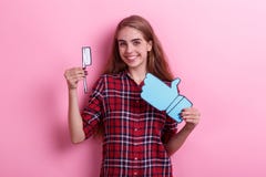 Το νέο κορίτσι που κρατούν μια οδοντόβουρτσα εγγράφου και ένα σημάδι ανατροφοδοτούν και που χαμογελούν ευτυχώς Σε ένα ρόδινο υπόβ στοκ φωτογραφία με δικαίωμα ελεύθερης χρήσης Το νέο κορίτσι που κρατούν μια οδοντόβουρτσα εγγράφου και ένα σημάδι ανατροφοδοτούν και που χαμογελούν ευτυχώς Σε ένα ρόδινο υπόβ στοκ φωτογραφία με δικαίωμα ελεύθερης χρήσης
