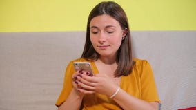 Το νέο κορίτσι χρησιμοποιεί ένα smartphone, εξετάζει τη κάμερα απόθεμα βίντεο Το νέο κορίτσι χρησιμοποιεί ένα smartphone, εξετάζει τη κάμερα απόθεμα βίντεο