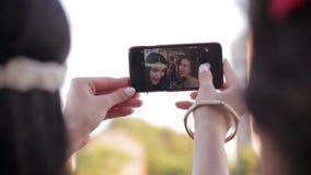 Το νέο κορίτσι δύο φωτογραφίζει στο smartphone θηλυκοί φίλοι που έχουν τη διασκέδαση παίρνοντας selfie Γυναίκες που κάνουν τα ευτ Το νέο κορίτσι δύο φωτογραφίζει στο smartphone θηλυκοί φίλοι που έχουν τη διασκέδαση παίρνοντας selfie Γυναίκες που κάνουν τα ευτ
