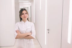 Το νέο πορτρέτο νοσοκόμων στα πλαίσια του νοσοκομείου στοκ εικόνα Το νέο πορτρέτο νοσοκόμων στα πλαίσια του νοσοκομείου στοκ εικόνα
