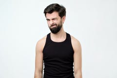Το νέο όμορφο άτομο διαφωνεί καιη έκφραση στοκ εικόνες με δικαίωμα ελεύθερης χρήσης Το νέο όμορφο άτομο διαφωνεί καιη έκφραση στοκ εικόνες με δικαίωμα ελεύθερης χρήσης