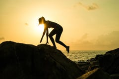 Το νέο όμορφο κορίτσι η φίλαθλος, sportswear στα πάνινα παπούτσια πηδά μέσω των βράχων στο ηλιοβασίλεμα, ένα υψηλό άλμα, φυσική κ στοκ φωτογραφία με δικαίωμα ελεύθερης χρήσης Το νέο όμορφο κορίτσι η φίλαθλος, sportswear στα πάνινα παπούτσια πηδά μέσω των βράχων στο ηλιοβασίλεμα, ένα υψηλό άλμα, φυσική κ στοκ φωτογραφία με δικαίωμα ελεύθερης χρήσης