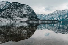 Το νερό του hallstatt, Αυστρία στοκ φωτογραφία με δικαίωμα ελεύθερης χρήσης Το νερό του hallstatt, Αυστρία στοκ φωτογραφία με δικαίωμα ελεύθερης χρήσης