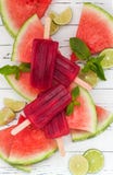 Το οινόπνευμα mojito καρπουζιών popsicles εξυπηρέτησε στις φέτες καρπουζιών με τα φύλλα ασβέστη και μεντών Paletas fresca agua Ci Το οινόπνευμα mojito καρπουζιών popsicles εξυπηρέτησε στις φέτες καρπουζιών με τα φύλλα ασβέστη και μεντών Paletas fresca agua Ci