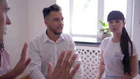 Το ομαδικό πνεύμα, άνθρωποι που κάθεται στις καρέκλες στον κύκλο δίνει πέντε μαζί στη σύνοδο θεραπείας ομάδας απόθεμα βίντεο Το ομαδικό πνεύμα, άνθρωποι που κάθεται στις καρέκλες στον κύκλο δίνει πέντε μαζί στη σύνοδο θεραπείας ομάδας απόθεμα βίντεο