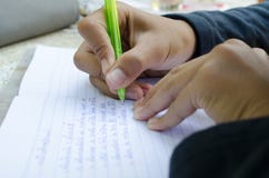 Το παιδί κάνει την εργασία του Σημειωματάριο για μαθηματικό Μάνδρα λαβής χεριών Β στοκ φωτογραφίες με δικαίωμα ελεύθερης χρήσης Το παιδί κάνει την εργασία του Σημειωματάριο για μαθηματικό Μάνδρα λαβής χεριών Β στοκ φωτογραφίες με δικαίωμα ελεύθερης χρήσης