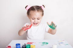 Το παιδί αφήνει τα handprints της σε χαρτί στοκ φωτογραφία με δικαίωμα ελεύθερης χρήσης Το παιδί αφήνει τα handprints της σε χαρτί στοκ φωτογραφία με δικαίωμα ελεύθερης χρήσης