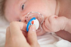 Το παιδί που βρίσκεται στο κρεβάτι που απορροφά σε έναν ειρηνιστή Στοκ Φωτογραφία Το παιδί που βρίσκεται στο κρεβάτι που απορροφά σε έναν ειρηνιστή Στοκ Φωτογραφία