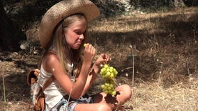 Το παιδί που τρώει τα σταφύλια, πεινασμένο μικρό κορίτσι τουριστών τρώει τα φρούτα στον οπωρώνα 4K ελιών φιλμ μικρού μήκους Το παιδί που τρώει τα σταφύλια, πεινασμένο μικρό κορίτσι τουριστών τρώει τα φρούτα στον οπωρώνα 4K ελιών φιλμ μικρού μήκους