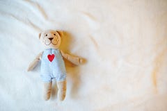 Το παιχνίδι μωρών teddy αντέχει με την καρδιά, υπόβαθρο παιδικής ηλικίας με την κενή θέση για το κείμενο διάστημα αντιγράφων στοκ φωτογραφία με δικαίωμα ελεύθερης χρήσης Το παιχνίδι μωρών teddy αντέχει με την καρδιά, υπόβαθρο παιδικής ηλικίας με την κενή θέση για το κείμενο διάστημα αντιγράφων στοκ φωτογραφία με δικαίωμα ελεύθερης χρήσης