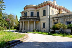 Το παλάτι Mon Repos γνωρίζει το πάρκο του στην πόλη της Κέρκυρας, Ελλάδα στοκ εικόνα με δικαίωμα ελεύθερης χρήσης Το παλάτι Mon Repos γνωρίζει το πάρκο του στην πόλη της Κέρκυρας, Ελλάδα στοκ εικόνα με δικαίωμα ελεύθερης χρήσης