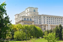 Το παλάτι του σπιτιού του Κοινοβουλίου ή των ανθρώπων, Βουκουρέστι, Ρουμανία Άποψη από το κεντρικό τετράγωνο Το παλάτι διατάχτηκε στοκ εικόνες Το παλάτι του σπιτιού του Κοινοβουλίου ή των ανθρώπων, Βουκουρέστι, Ρουμανία Άποψη από το κεντρικό τετράγωνο Το παλάτι διατάχτηκε στοκ εικόνες