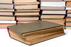 Το παλαιό βιβλίο είναι μεγάλο πυροβοληθε'ν μεγάλο στο υπόβαθρο άλλων βιβλίων στοκ εικόνες Το παλαιό βιβλίο είναι μεγάλο πυροβοληθε'ν μεγάλο στο υπόβαθρο άλλων βιβλίων στοκ εικόνες