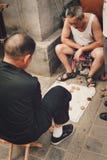 Το Πεκίνο, Κίνα το 12/06/2018 δύο κινεζικοί συνταξιούχοι παίζει ενθουσιωδώς το παιχνίδι σκακιού παραδοσιακού κινέζικου στην οδό στοκ εικόνα Το Πεκίνο, Κίνα το 12/06/2018 δύο κινεζικοί συνταξιούχοι παίζει ενθουσιωδώς το παιχνίδι σκακιού παραδοσιακού κινέζικου στην οδό στοκ εικόνα