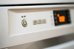 Το πλυντήριο πιάτων στη λειτουργία, επάνω μακριά ανάβει την εστίαση στοκ εικόνες με δικαίωμα ελεύθερης χρήσης Το πλυντήριο πιάτων στη λειτουργία, επάνω μακριά ανάβει την εστίαση στοκ εικόνες με δικαίωμα ελεύθερης χρήσης