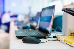 Το ποντίκι και το lap-top με το κίτρινο έγγραφο στον εκτυπωτή για το προσωπικό δακτυλογραφούν τις πληροφορίες στοκ εικόνα με δικαίωμα ελεύθερης χρήσης Το ποντίκι και το lap-top με το κίτρινο έγγραφο στον εκτυπωτή για το προσωπικό δακτυλογραφούν τις πληροφορίες στοκ εικόνα με δικαίωμα ελεύθερης χρήσης
