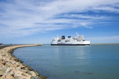 Το πορθμείο Scandlines στο λιμένα Puttgarden Στοκ φωτογραφία με δικαίωμα ελεύθερης χρήσης Το πορθμείο Scandlines στο λιμένα Puttgarden Στοκ φωτογραφία με δικαίωμα ελεύθερης χρήσης