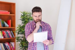 Το πορτρέτο ατόμων και το κάνει οι ίδιοι συνέλευση επίπλων στοκ εικόνα Το πορτρέτο ατόμων και το κάνει οι ίδιοι συνέλευση επίπλων στοκ εικόνα