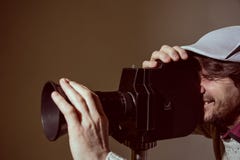 Το πορτρέτο ενός ατόμου με μια γενειάδα κάνει τον κινηματογράφο κινηματογράφων στοκ φωτογραφία με δικαίωμα ελεύθερης χρήσης Το πορτρέτο ενός ατόμου με μια γενειάδα κάνει τον κινηματογράφο κινηματογράφων στοκ φωτογραφία με δικαίωμα ελεύθερης χρήσης