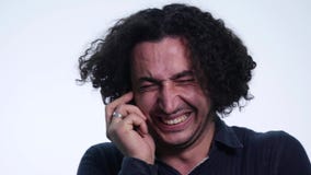 Το πορτρέτο ενός νέου όμορφου ατόμου μιλά στο τηλέφωνο και το γέλιο στο άσπρο υπόβαθρο φιλμ μικρού μήκους Το πορτρέτο ενός νέου όμορφου ατόμου μιλά στο τηλέφωνο και το γέλιο στο άσπρο υπόβαθρο φιλμ μικρού μήκους