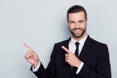 Το πορτρέτο ικανοποιημένου μοντέρνου καθιερώνοντος τη μόδα μοντέρνου εύθυμου διεγείρει στοκ εικόνες Το πορτρέτο ικανοποιημένου μοντέρνου καθιερώνοντος τη μόδα μοντέρνου εύθυμου διεγείρει στοκ εικόνες
