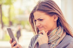 Το πορτρέτο κινηματογραφήσεων σε πρώτο πλάνο λυπημένο, δύσπιστος, δυστυχισμένος, γυναικών στο τηλέφωνο με απομονωμένο το συνομιλί στοκ φωτογραφία με δικαίωμα ελεύθερης χρήσης Το πορτρέτο κινηματογραφήσεων σε πρώτο πλάνο λυπημένο, δύσπιστος, δυστυχισμένος, γυναικών στο τηλέφωνο με απομονωμένο το συνομιλί στοκ φωτογραφία με δικαίωμα ελεύθερης χρήσης