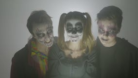 Το πορτρέτο μιας ομάδας γέλιου τριών zombies τρελλού σε ένα ομιχλώδες βράδυ που προγραμματίζει να πάει εκφοβίζει τους ανθρώπους τ απόθεμα βίντεο Το πορτρέτο μιας ομάδας γέλιου τριών zombies τρελλού σε ένα ομιχλώδες βράδυ που προγραμματίζει να πάει εκφοβίζει τους ανθρώπους τ απόθεμα βίντεο