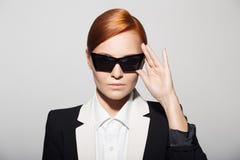 Το πορτρέτο μόδας της σοβαρής γυναίκας έντυσε ως μυστικός πράκτορας στοκ εικόνες με δικαίωμα ελεύθερης χρήσης Το πορτρέτο μόδας της σοβαρής γυναίκας έντυσε ως μυστικός πράκτορας στοκ εικόνες με δικαίωμα ελεύθερης χρήσης