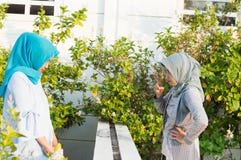 Το πορτρέτο ?ν δύο γυναικών hijab έχει τις διαφωνίες με τους γείτονεσων στοκ φωτογραφίες με δικαίωμα ελεύθερης χρήσης Το πορτρέτο ?ν δύο γυναικών hijab έχει τις διαφωνίες με τους γείτονεσων στοκ φωτογραφίες με δικαίωμα ελεύθερης χρήσης