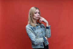 Το πορτρέτο στούντιο στον κόκκινο έφηβο κοριτσιών υποβάθρου με μακρυμάλλη και ένα βλέμμα κατεύθυνε στη κάμερα στοκ εικόνα με δικαίωμα ελεύθερης χρήσης Το πορτρέτο στούντιο στον κόκκινο έφηβο κοριτσιών υποβάθρου με μακρυμάλλη και ένα βλέμμα κατεύθυνε στη κάμερα στοκ εικόνα με δικαίωμα ελεύθερης χρήσης