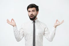 Το πορτρέτο στούντιο του νέου όμορφου αρσενικού στο άσπρο πουκάμισο, στην περισυλλογή θέτει, προσπαθώντας να χαλαρώσει στοκ εικόνα Το πορτρέτο στούντιο του νέου όμορφου αρσενικού στο άσπρο πουκάμισο, στην περισυλλογή θέτει, προσπαθώντας να χαλαρώσει στοκ εικόνα