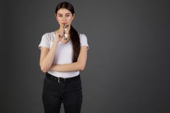 Το πορτρέτο της δυσαρέσκειας κούρασε τη νέα όμορφη γυναίκα brunette στοκ εικόνες Το πορτρέτο της δυσαρέσκειας κούρασε τη νέα όμορφη γυναίκα brunette στοκ εικόνες