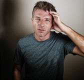 Το πορτρέτο του νέου ελκυστικού λυπημένου και καταθλιπτικού ατόμου που φαίνεται κουρασμένο και εξαντλημένο βάσανο τονίζει και κατ Στοκ Εικόνες Το πορτρέτο του νέου ελκυστικού λυπημένου και καταθλιπτικού ατόμου που φαίνεται κουρασμένο και εξαντλημένο βάσανο τονίζει και κατ Στοκ Εικόνες