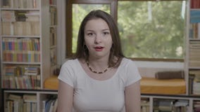 Το πορτρέτο του όμορφου σαγονιού έριξε το νέο ανοιγμένο γυναικών ευρέως στόμα που παρουσιάζει έκφραση του προσώπου amazement - απόθεμα βίντεο Το πορτρέτο του όμορφου σαγονιού έριξε το νέο ανοιγμένο γυναικών ευρέως στόμα που παρουσιάζει έκφραση του προσώπου amazement - απόθεμα βίντεο