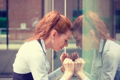 Το πορτρέτο τόνισε τη λυπημένη νέα γυναίκα υπαίθρια Αστική πίεση τρόπου ζωής στοκ φωτογραφίες με δικαίωμα ελεύθερης χρήσης Το πορτρέτο τόνισε τη λυπημένη νέα γυναίκα υπαίθρια Αστική πίεση τρόπου ζωής στοκ φωτογραφίες με δικαίωμα ελεύθερης χρήσης