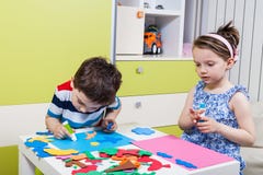 Το προσχολικό παιδί δημιουργεί μια εικόνα με τις μορφές αφρού στοκ φωτογραφία Το προσχολικό παιδί δημιουργεί μια εικόνα με τις μορφές αφρού στοκ φωτογραφία