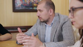 Το προσωπικό σε μια συνεδρίαση στο γραφείο του προϊσταμένου Συζήτηση των επιχειρησιακών ζητημάτων στο γραφείο του προϊσταμένου απόθεμα βίντεο Το προσωπικό σε μια συνεδρίαση στο γραφείο του προϊσταμένου Συζήτηση των επιχειρησιακών ζητημάτων στο γραφείο του προϊσταμένου απόθεμα βίντεο