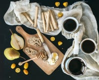 Το πρόγευμα/το διάλειμμα θέτει: ένα δοχείο (cezve) του καφέ, δύο φλυτζάνια στοκ φωτογραφία με δικαίωμα ελεύθερης χρήσης Το πρόγευμα/το διάλειμμα θέτει: ένα δοχείο (cezve) του καφέ, δύο φλυτζάνια στοκ φωτογραφία με δικαίωμα ελεύθερης χρήσης
