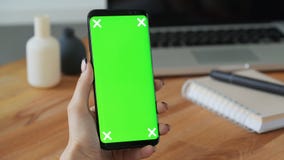 Το πρόσωπο που χρησιμοποιεί το κινητό τηλέφωνο με η επίδειξη υπό εξέταση απόθεμα βίντεο Το πρόσωπο που χρησιμοποιεί το κινητό τηλέφωνο με η επίδειξη υπό εξέταση απόθεμα βίντεο